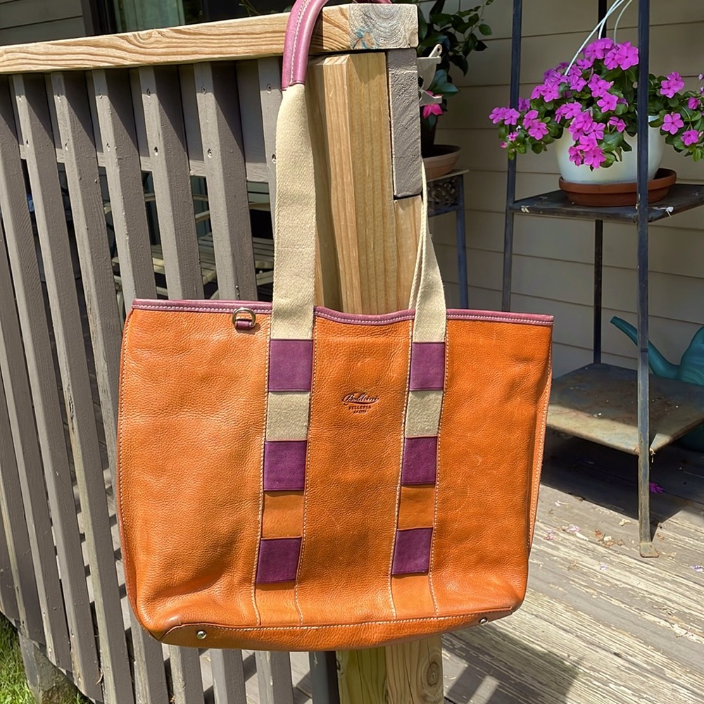 Gorgeous Dooney & Bourke Italian leather shoulder bag